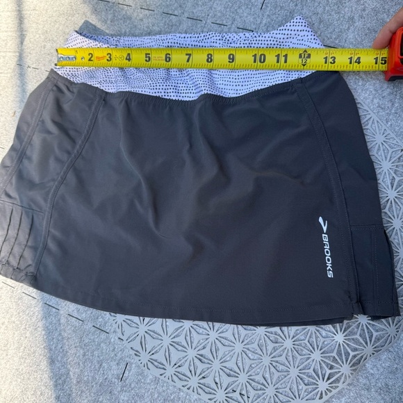 BROOKS Active skort in size XS black with black and white waistband - Picture 2 of 7